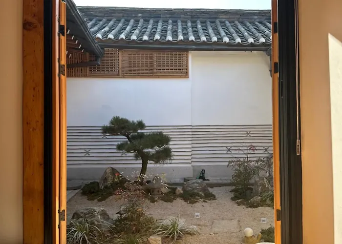 Hanok Moonee *